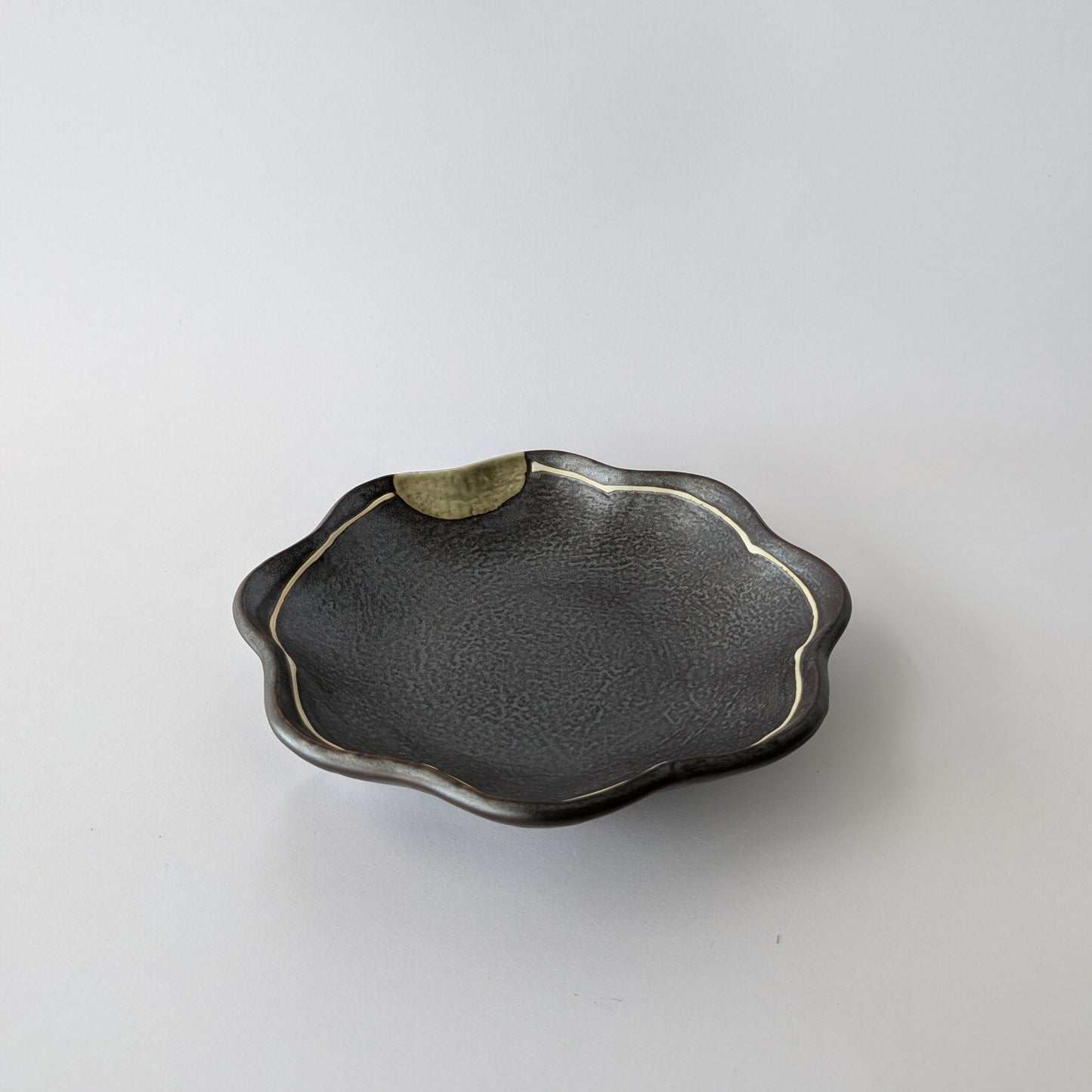 Hana Charcoal Scalloped Edge Plate