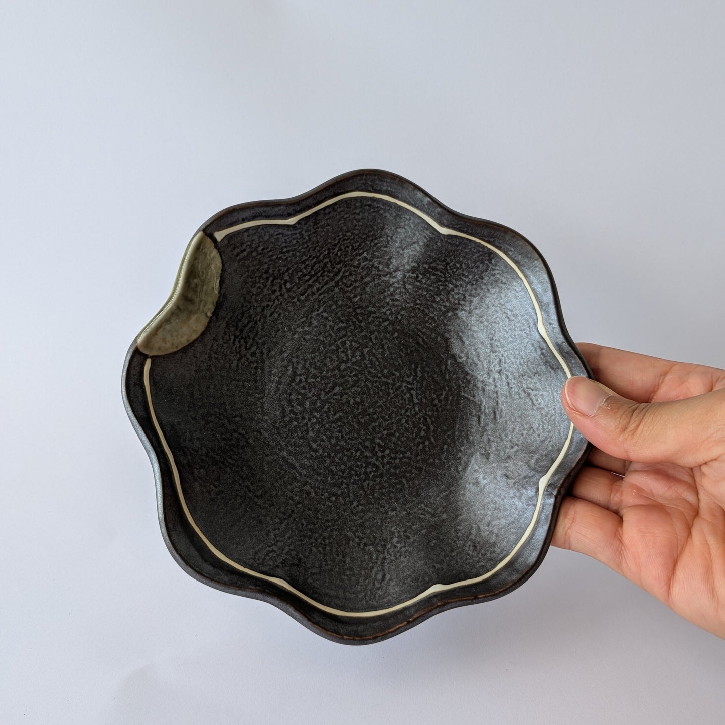 Hana Charcoal Scalloped Edge Plate