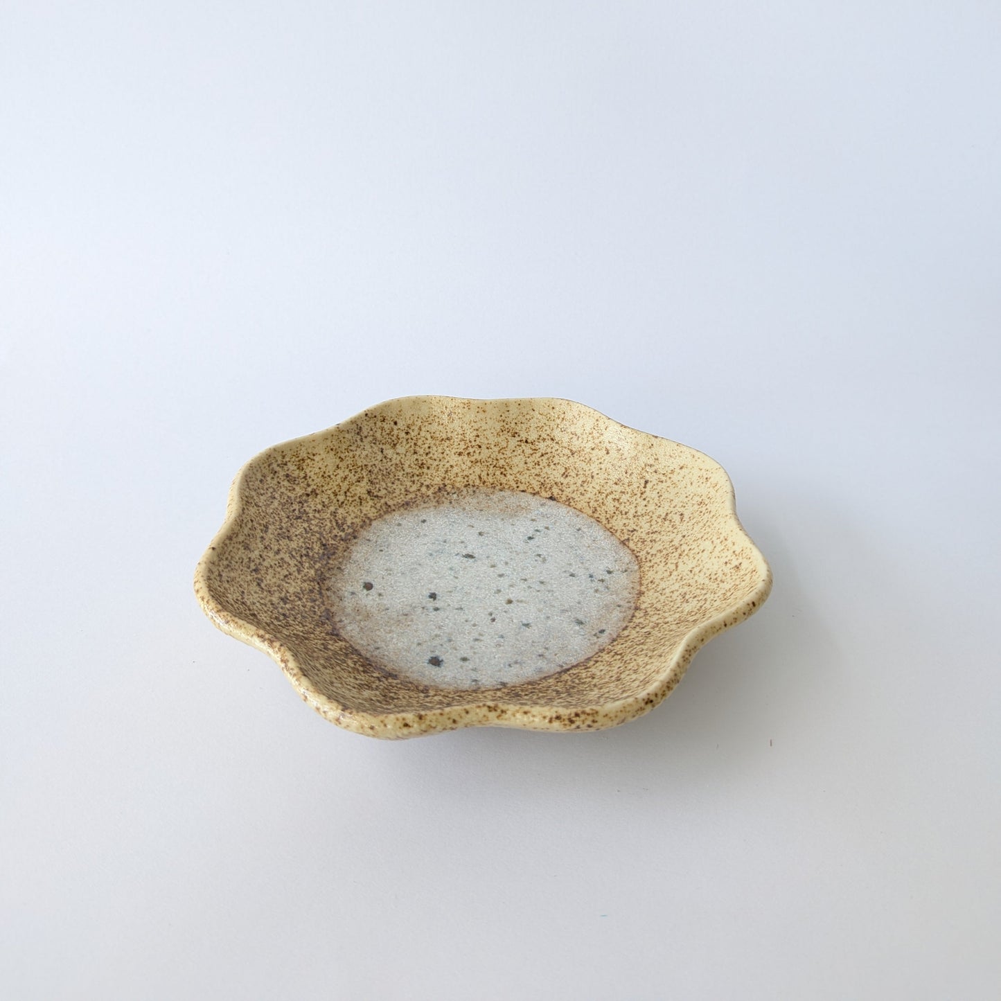 Emi Scalloped Edge Plate